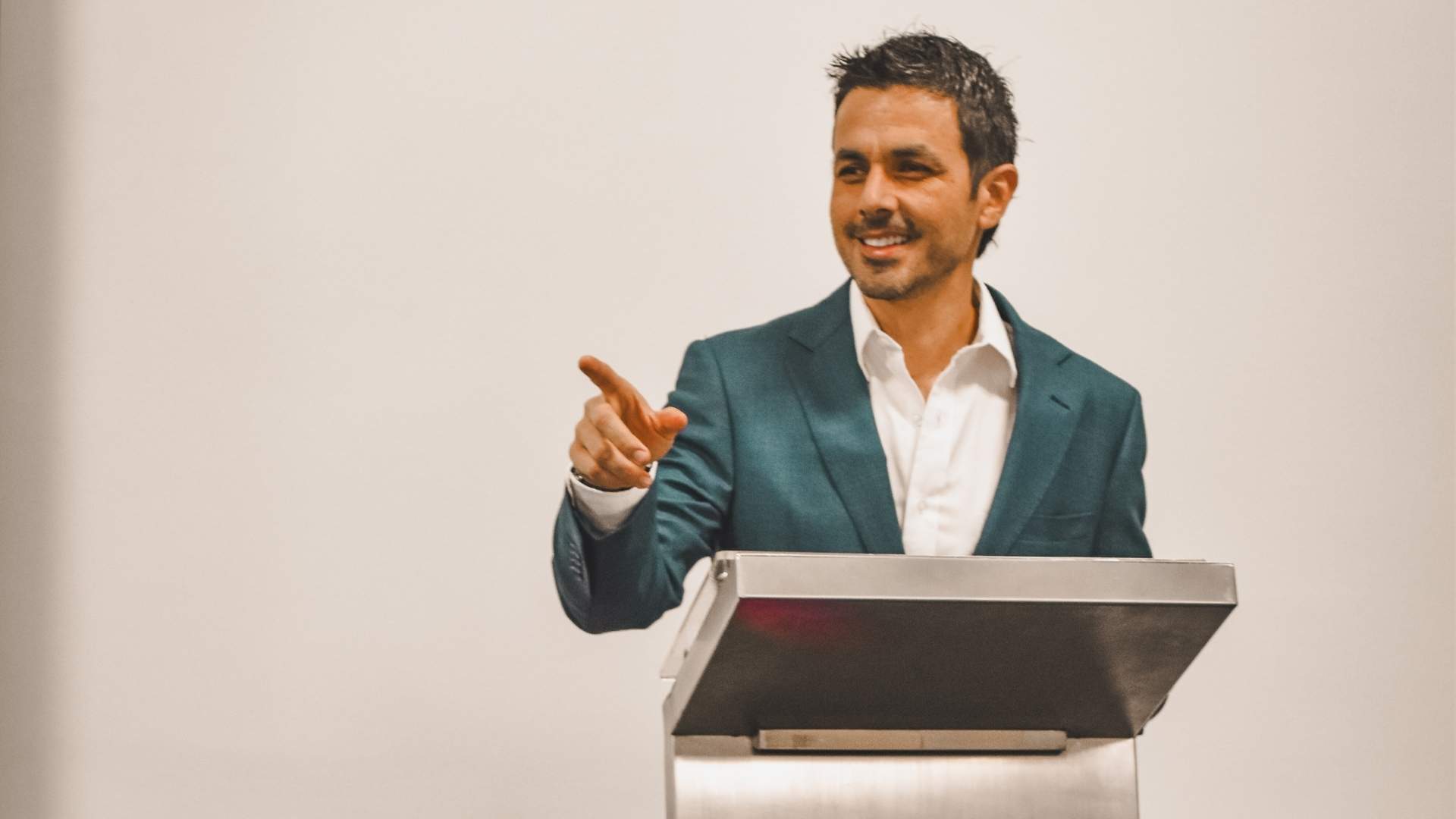 Andres-parra-de-medico-a-empresario-sharko-consultores-medicina-curso-rocketfin-optimus-shark12