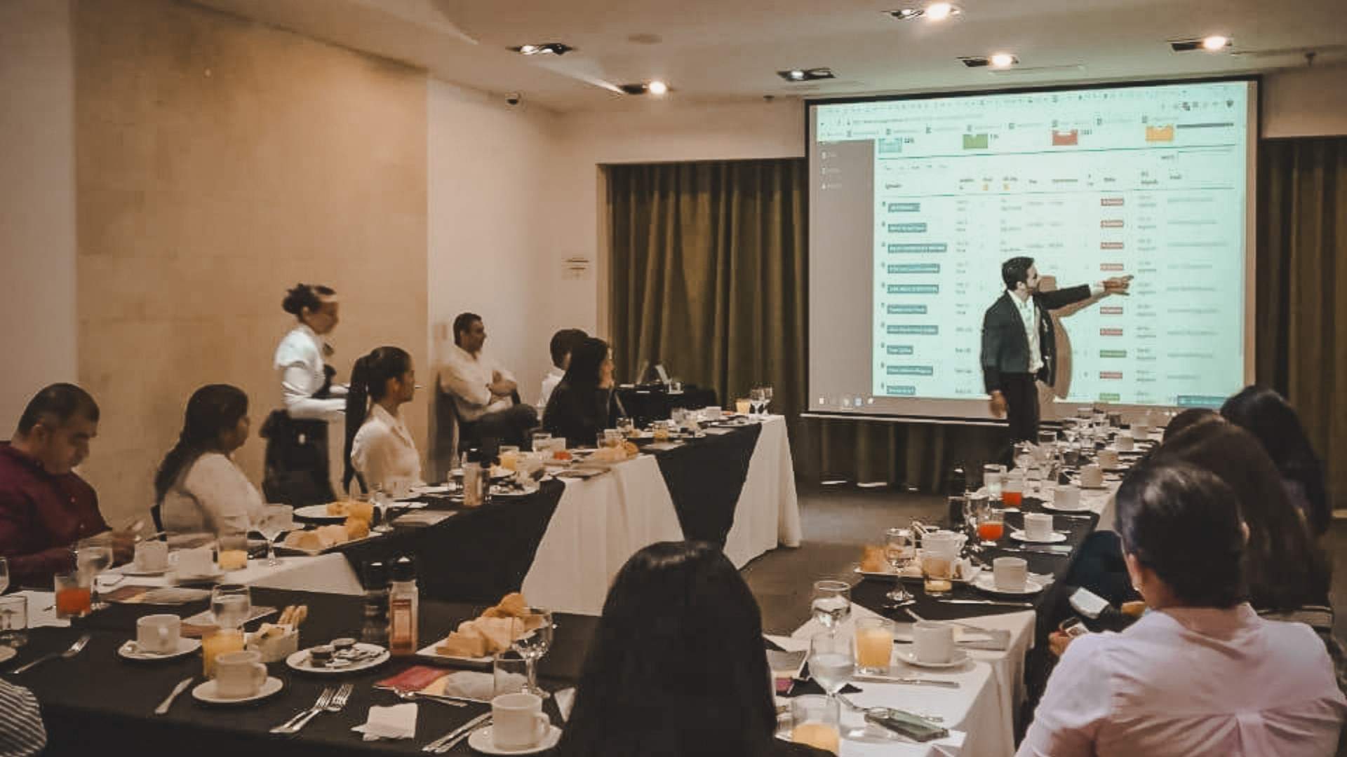 Andres-parra-de-medico-a-empresario-sharko-consultores-medicina-curso-rocketfin-optimus-shark13